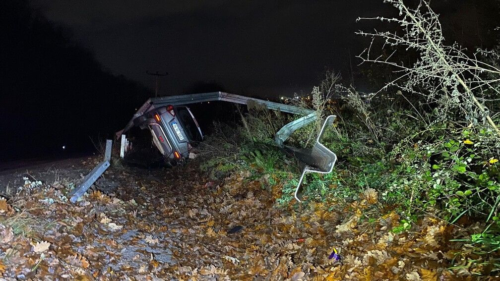 Direksiyon Hakimiyetini Kaybetti, Yağmur Kanalına Devrildi: Sürücü Yaralandı - Sayfa 7
