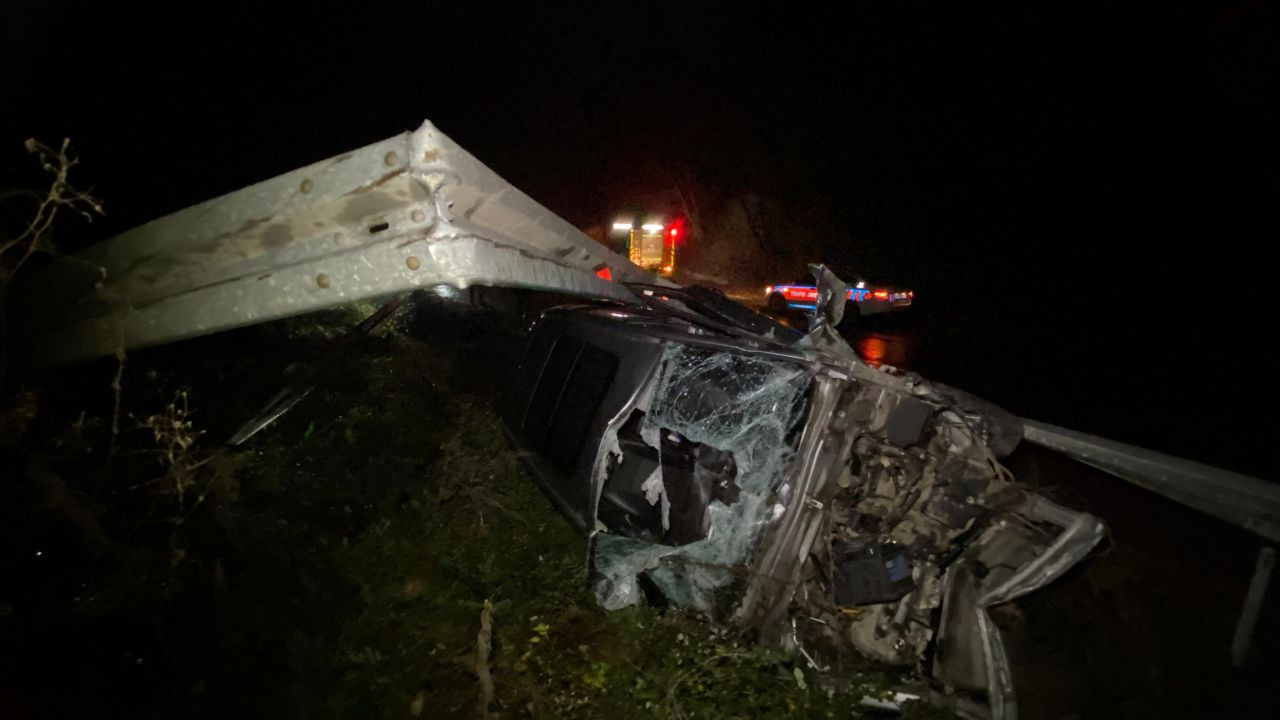 Direksiyon Hakimiyetini Kaybetti, Yağmur Kanalına Devrildi: Sürücü Yaralandı - Sayfa 3