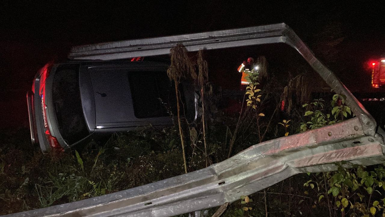 Direksiyon Hakimiyetini Kaybetti, Yağmur Kanalına Devrildi: Sürücü Yaralandı - Sayfa 4