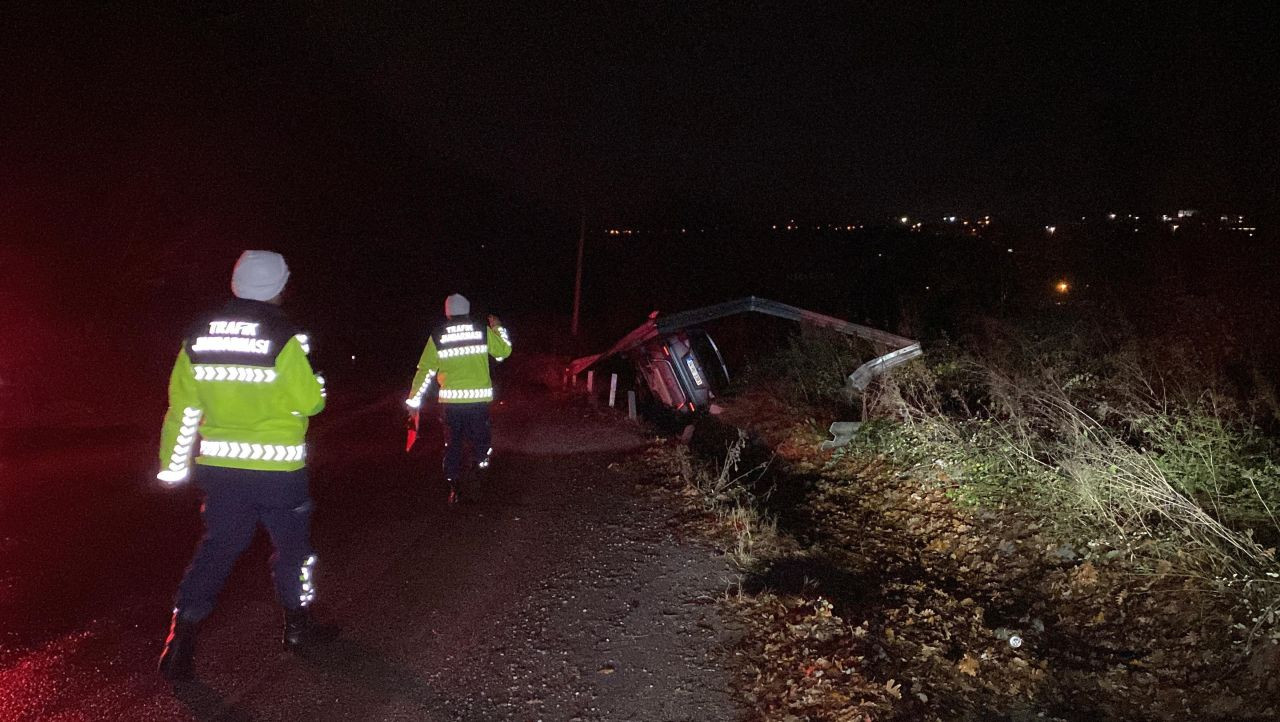 Direksiyon Hakimiyetini Kaybetti, Yağmur Kanalına Devrildi: Sürücü Yaralandı - Sayfa 6
