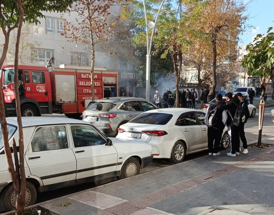 Batman’da Seyir Halindeki Otomobil Alev Aldı, İtfaiye Hızla Müdahale Etti - Sayfa 3