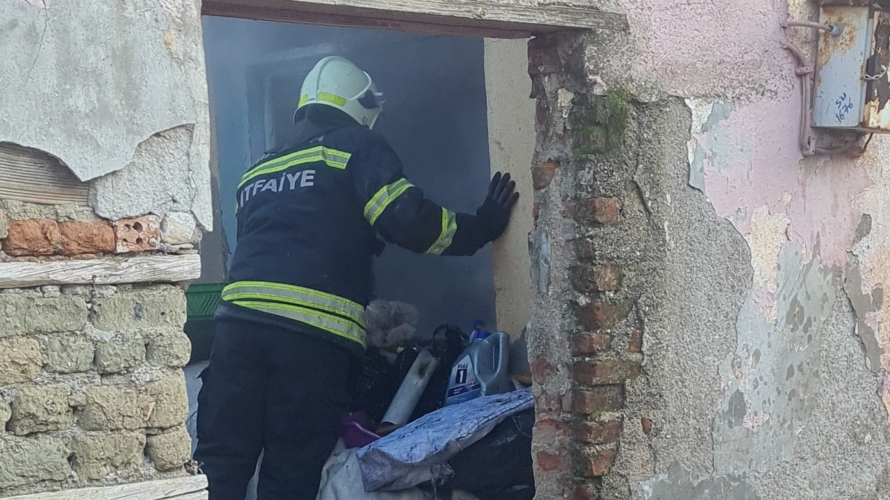 Manisa’da Yangın Çıkan Metruk Evde Köpek Arandı