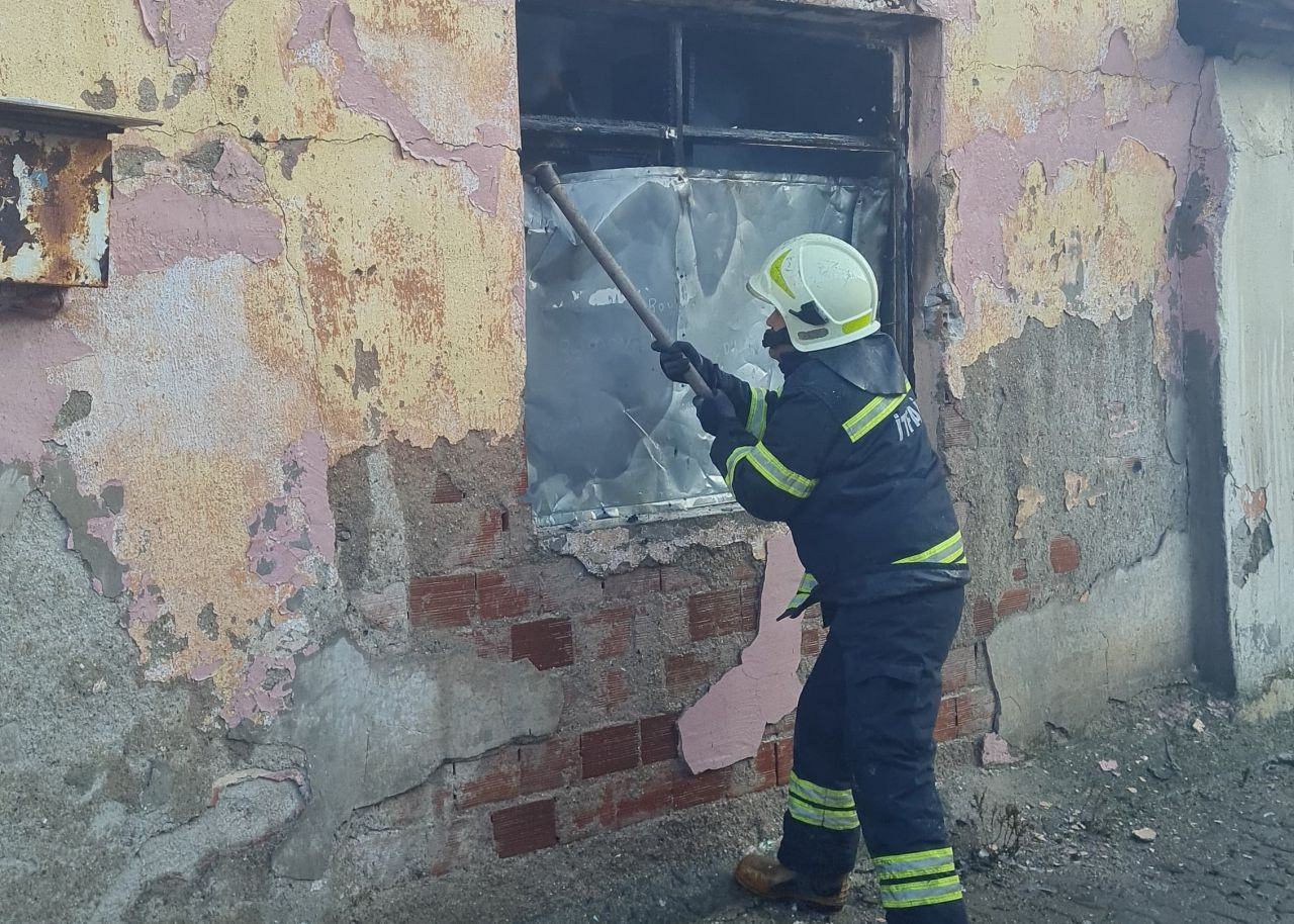 Manisa’da Yangın Çıkan Metruk Evde Köpek Arandı - Sayfa 2