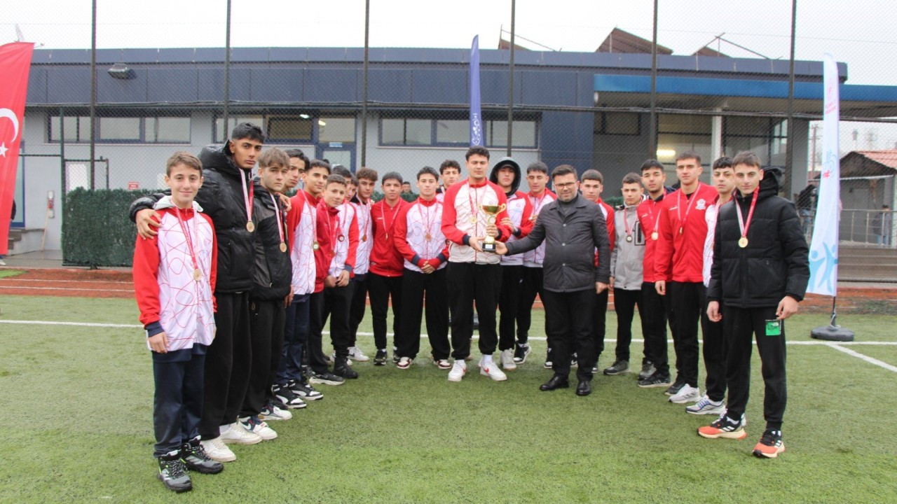 Genç Erkekler Futbol Şampiyonu Düzce Spor Lisesi Oldu