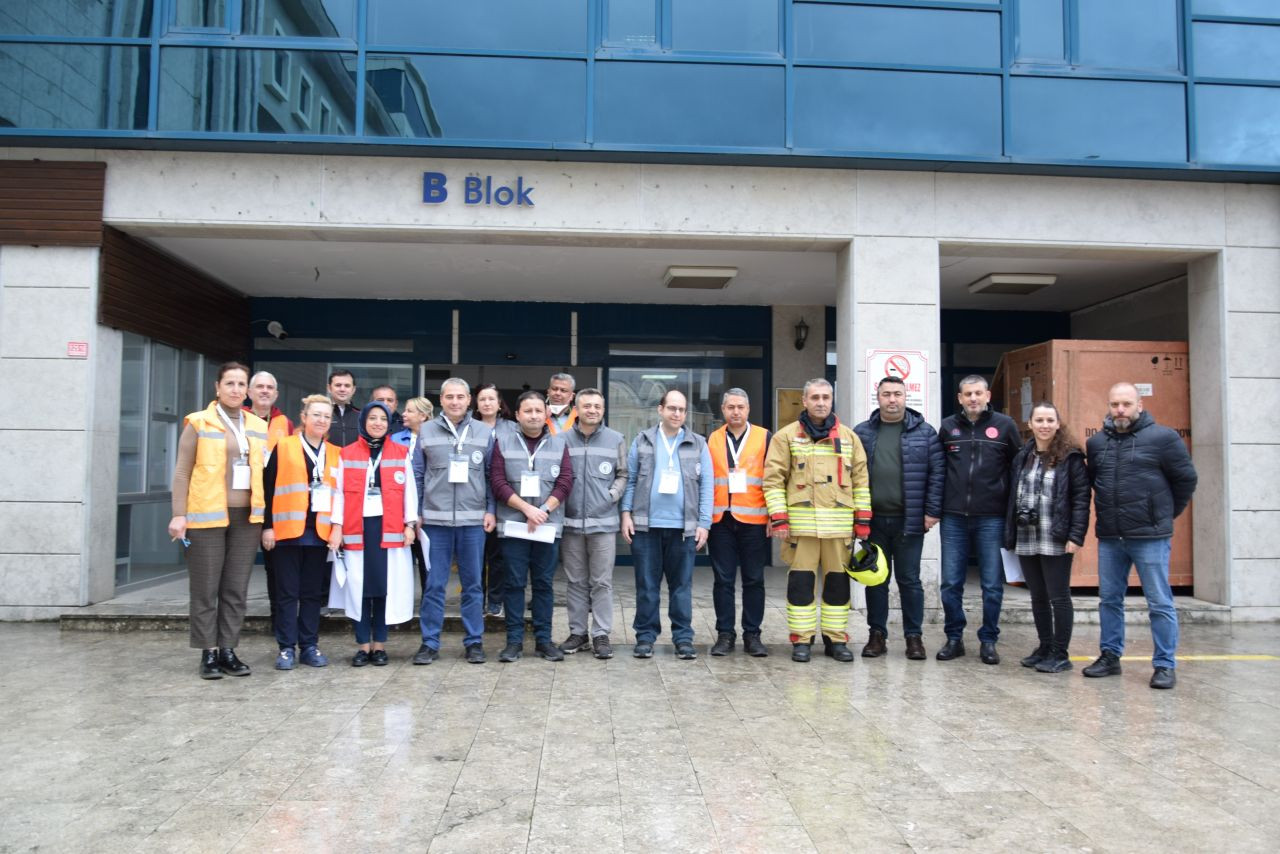 Düzce Üniversitesi hastanesinde yangın tatbikatı yapıldı - Sayfa 1