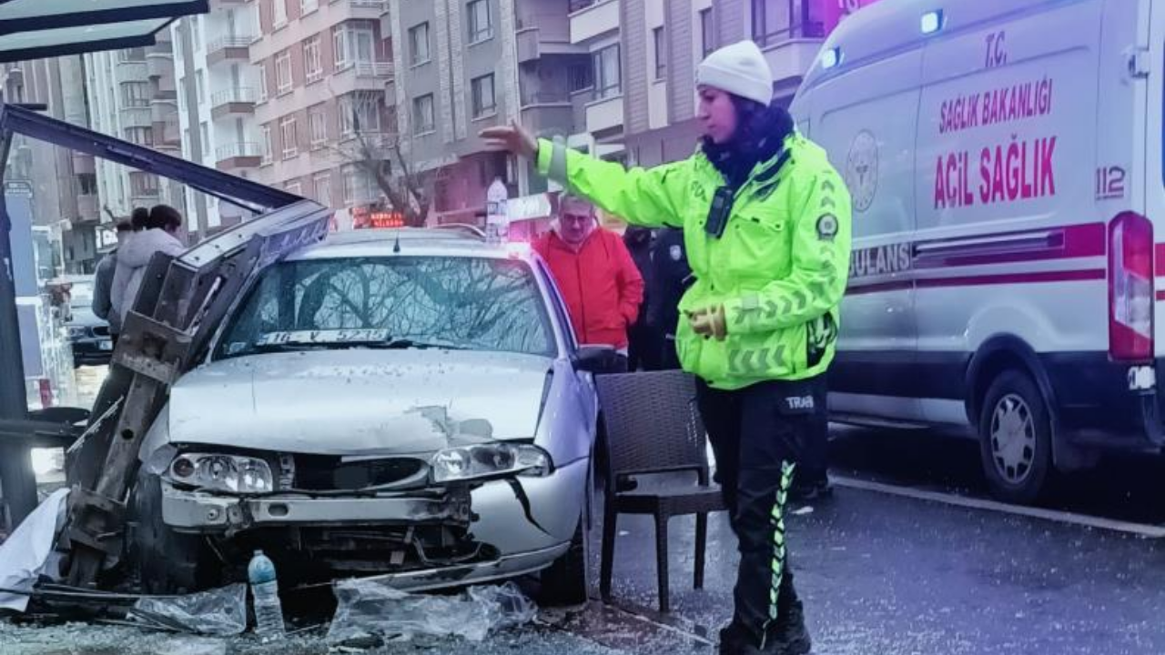 Ankara’da Otomobil Otobüs Durağına Çarptı: 3 Yaralı