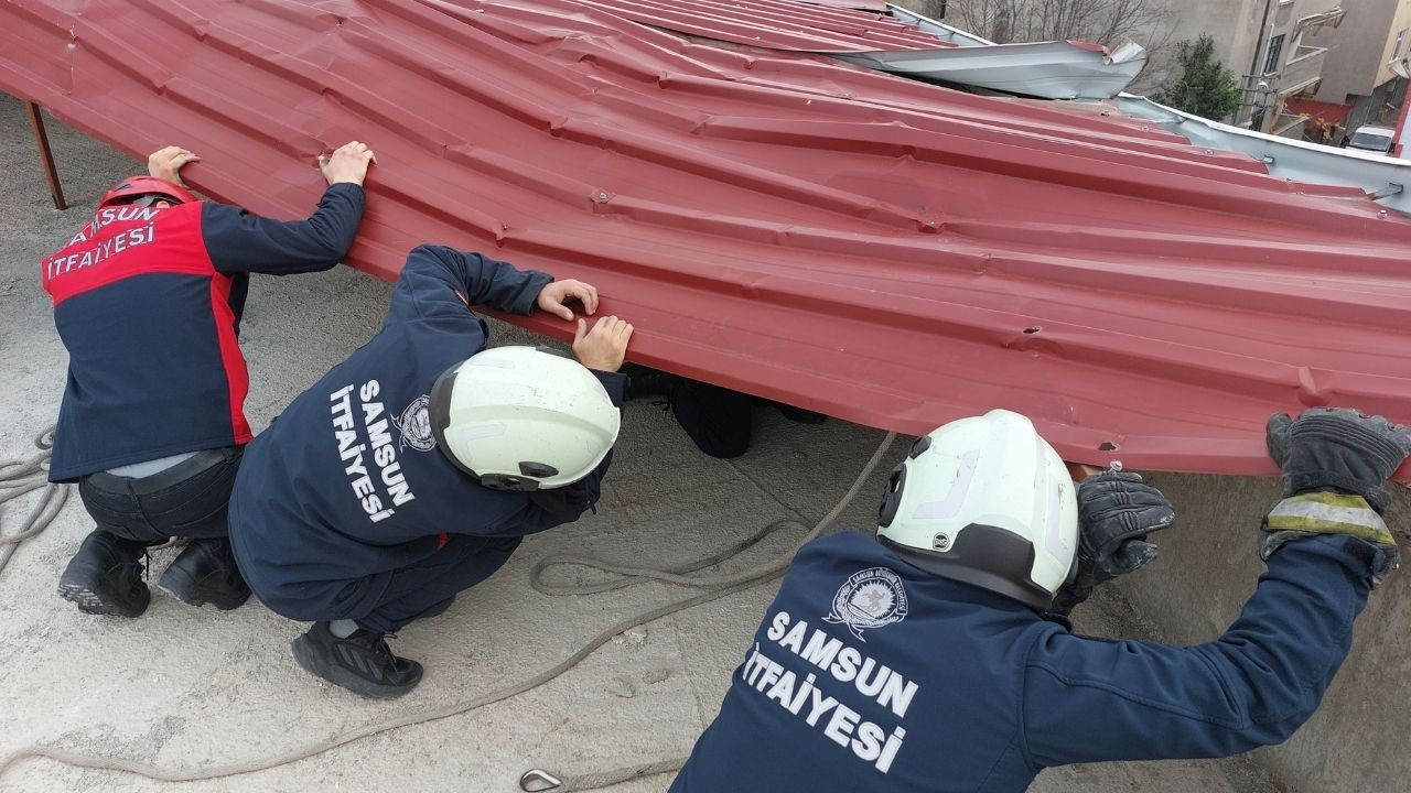 Samsun'da Şiddetli Lodostan Çatılar Uçtu