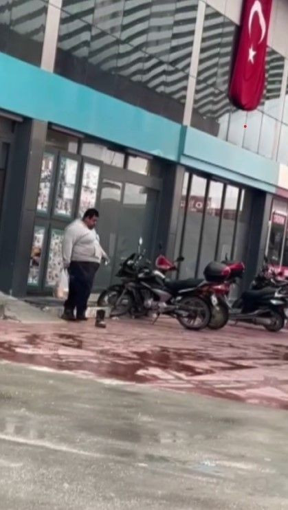 Hatay'da Bir İnşaat İşçisinden Yürekleri Isındıran Hareket: Çamurlu Ayakkabısını Çıkarıp Markete Girdi! - Sayfa 6