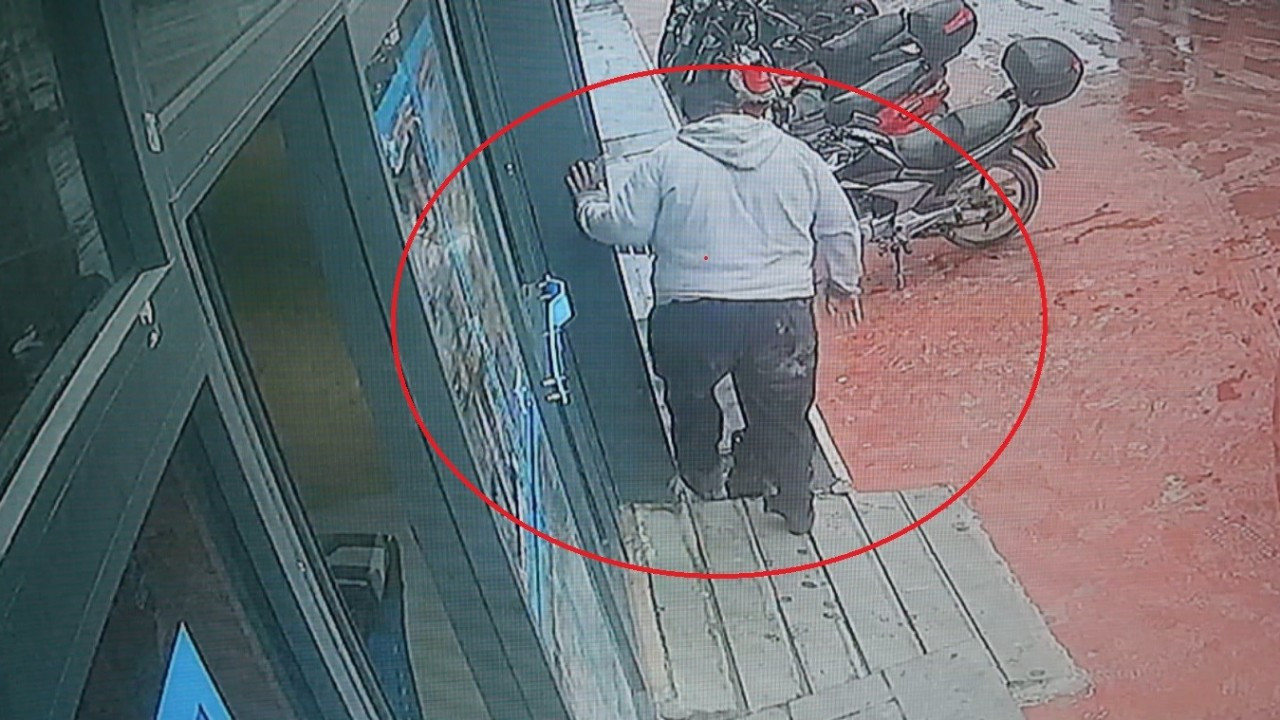 Hatay'da Bir İnşaat İşçisinden Yürekleri Isındıran Hareket: Çamurlu Ayakkabısını Çıkarıp Markete Girdi!