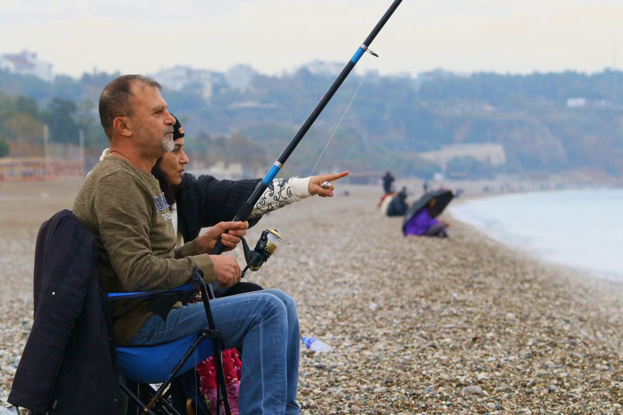 Antalya'da Yağmura Rağmen Şemsiye Altında Deniz Keyfi - Sayfa 2