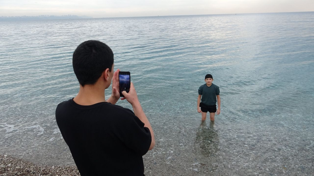 Antalya'da Yağmura Rağmen Şemsiye Altında Deniz Keyfi - Sayfa 4