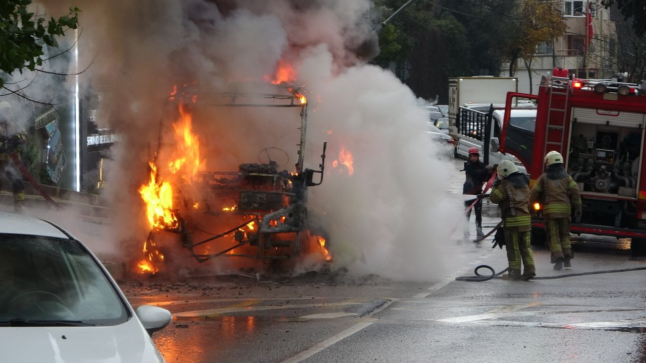 Kartal'da Minibüs Alev Alev Yandı, 20 Yolcu Tahliye Edildi - Sayfa 1