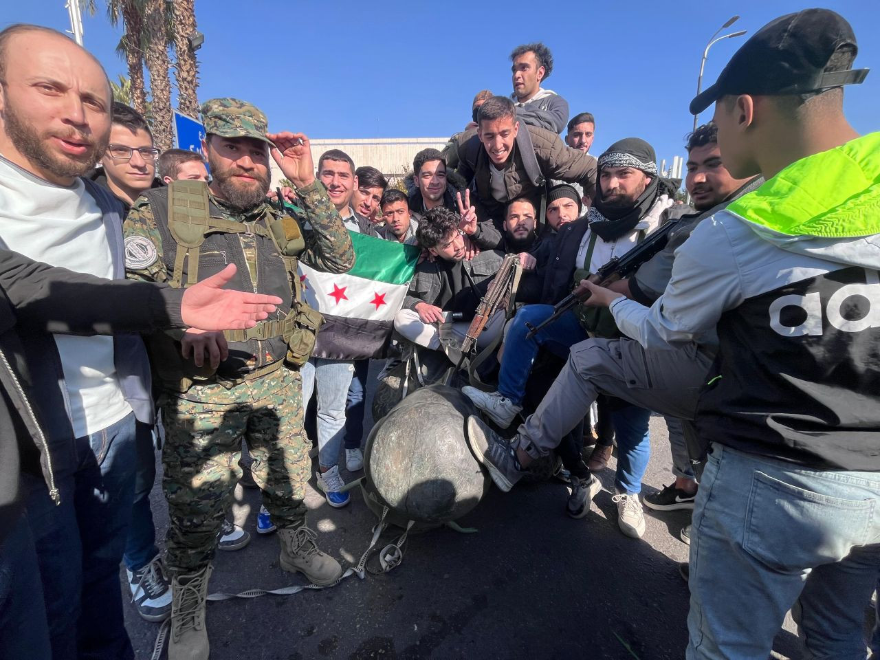 Suriyeliler, Hafız Esad'ın Heykelini Emevi Meydanında Sürükledi - Sayfa 1