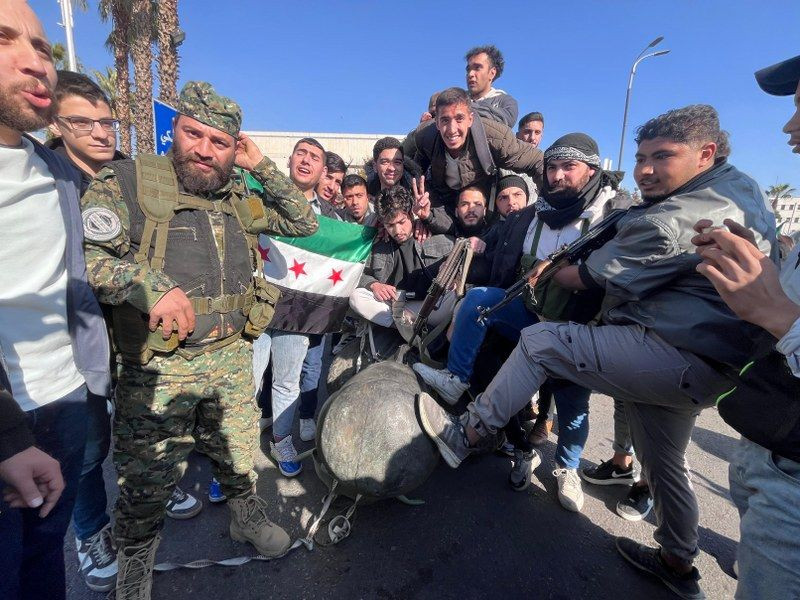 Suriyeliler, Hafız Esad'ın Heykelini Emevi Meydanında Sürükledi - Sayfa 2