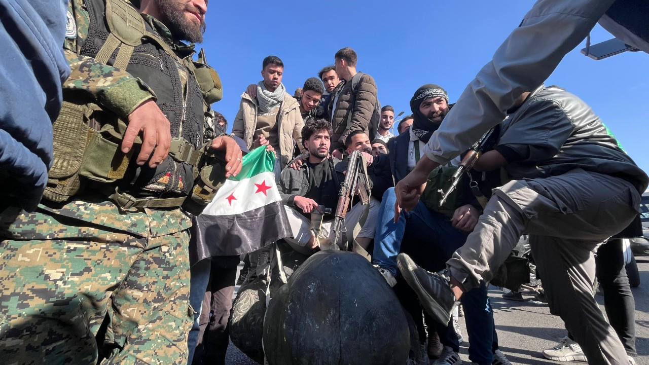 Suriyeliler, Hafız Esad'ın Heykelini Emevi Meydanında Sürükledi