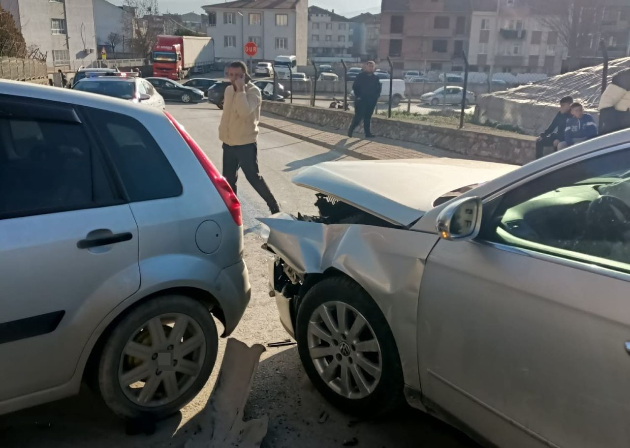 Bursa'da Otomobiller kafa kafaya çarpıştı: 4 yaralı - Sayfa 2