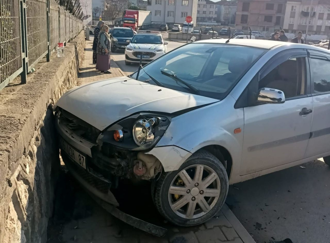 Bursa'da Otomobiller kafa kafaya çarpıştı: 4 yaralı - Sayfa 3