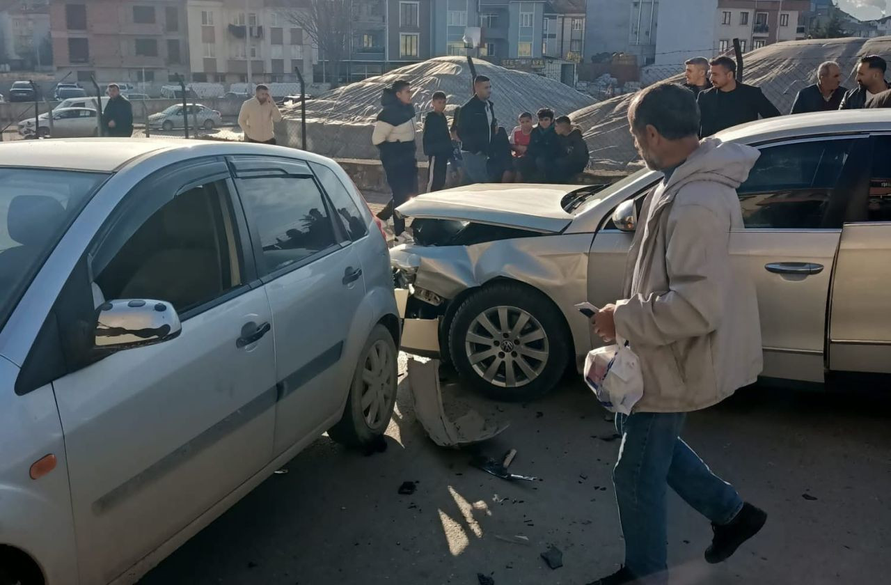Bursa'da Otomobiller kafa kafaya çarpıştı: 4 yaralı - Sayfa 4