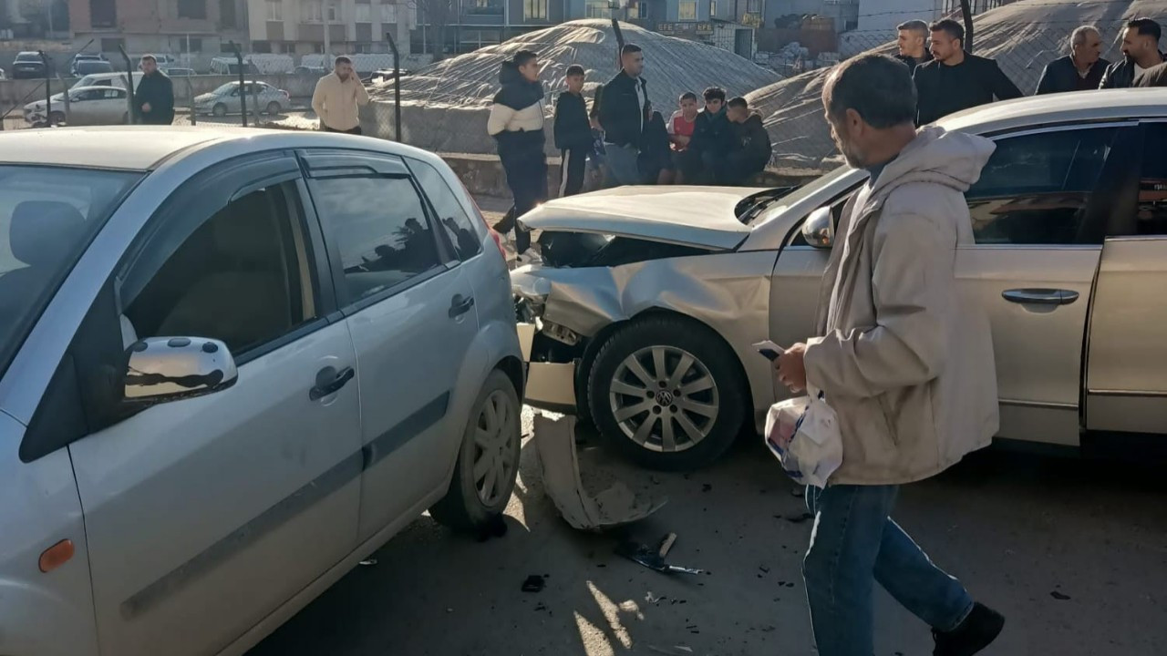 Bursa'da Otomobiller kafa kafaya çarpıştı: 4 yaralı