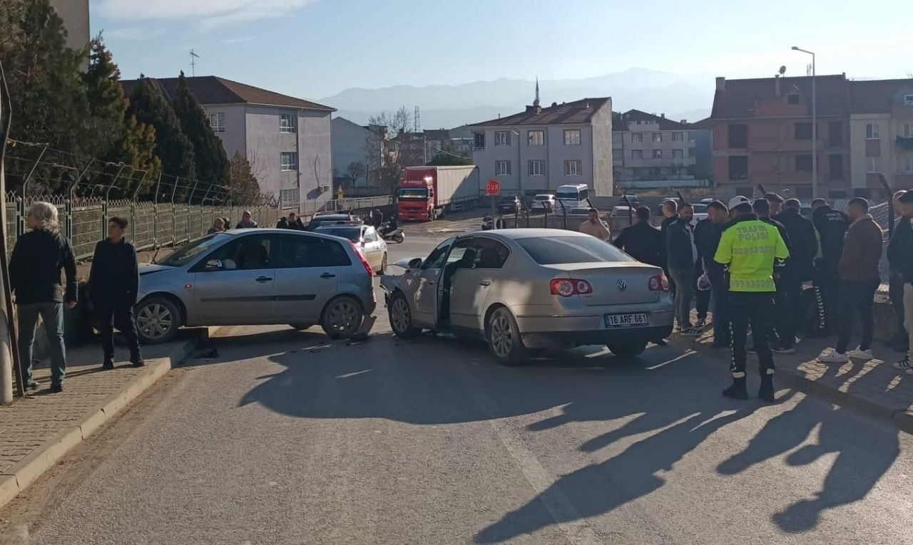 Bursa'da Otomobiller kafa kafaya çarpıştı: 4 yaralı - Sayfa 5