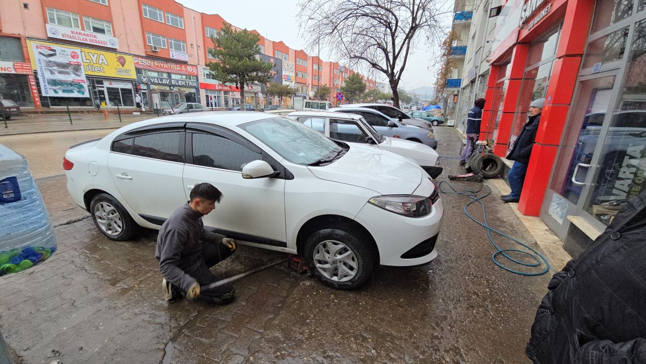 Lastikçilerde Kış Lastiği Yoğunluğu Devam Ediyor - Sayfa 3