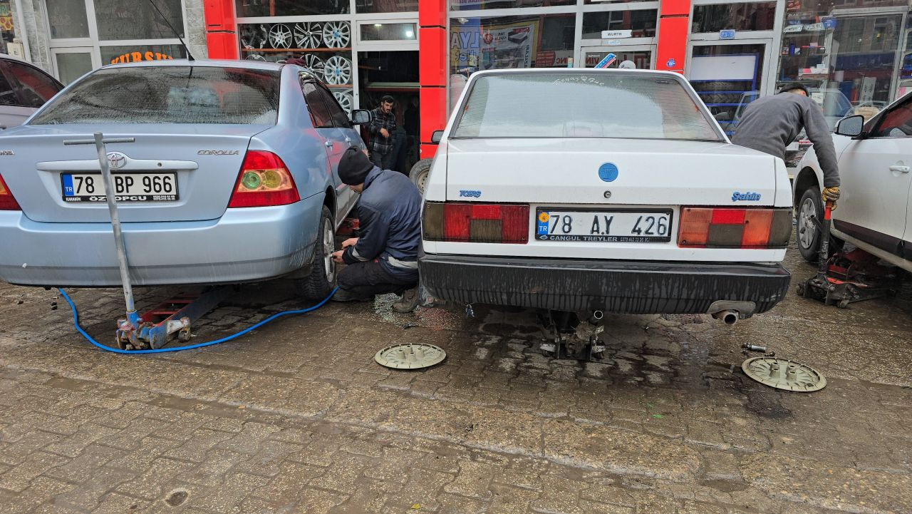 Lastikçilerde Kış Lastiği Yoğunluğu Devam Ediyor - Sayfa 1