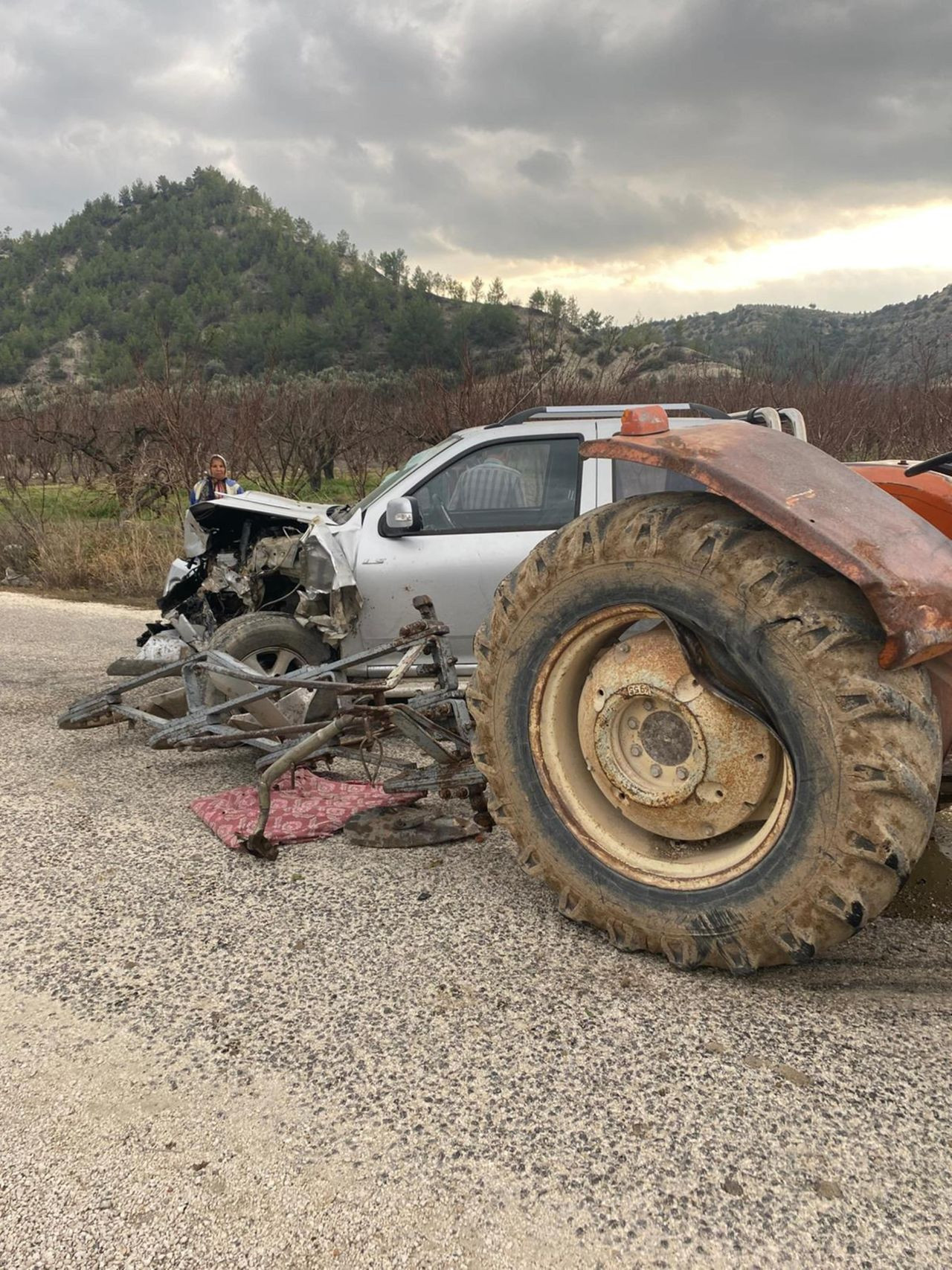 Mersin'de Kamyonet Traktöre Çarptı: 4 Kişi Yaralandı - Sayfa 1