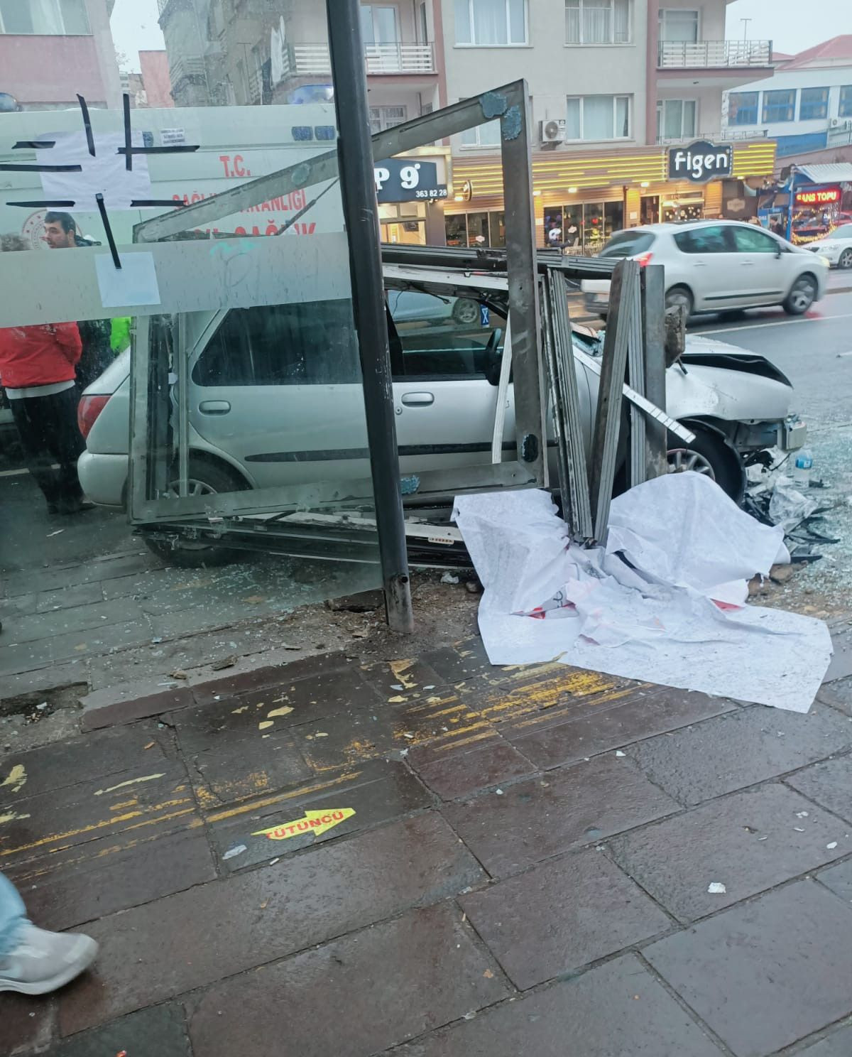 Ankara’da Otomobil Otobüs Durağına Çarptı: 3 Yaralı - Sayfa 1