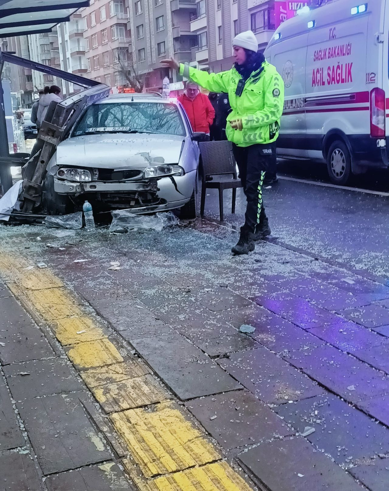 Ankara’da Otomobil Otobüs Durağına Çarptı: 3 Yaralı - Sayfa 2