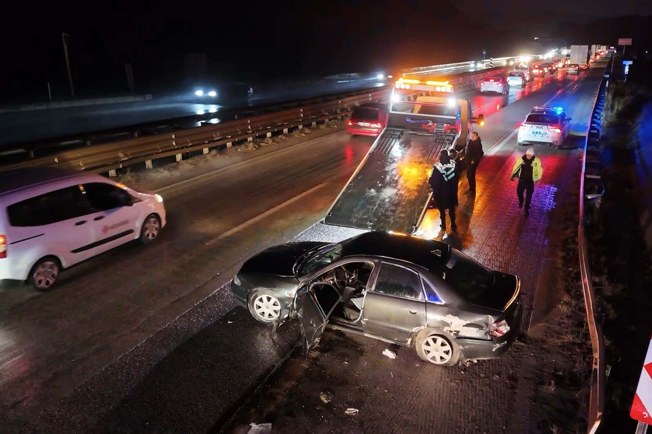 Kırıkkale'de Kaygan Yolda Peş Peşe Kazalar: 8 Yaralı - Sayfa 5