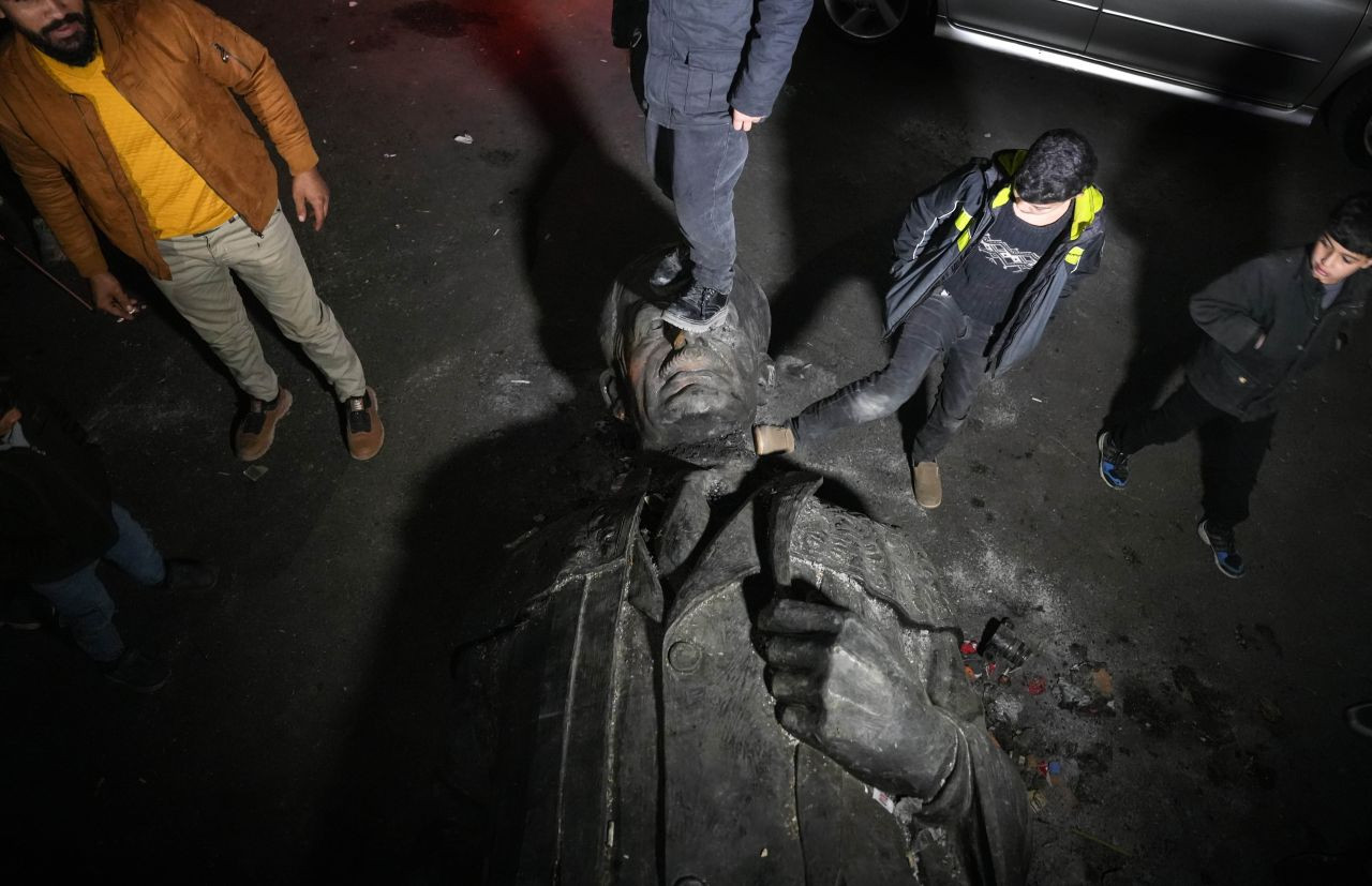 Hafız Esad’ın Heykeli Emevi Meydanı’nda Halkın Tepkisiyle Sürükleniyor - Sayfa 1