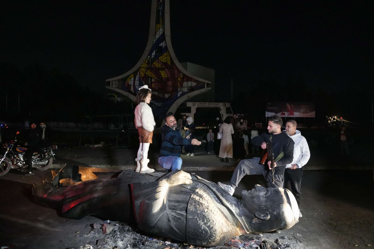 Hafız Esad’ın Heykeli Emevi Meydanı’nda Halkın Tepkisiyle Sürükleniyor - Sayfa 4