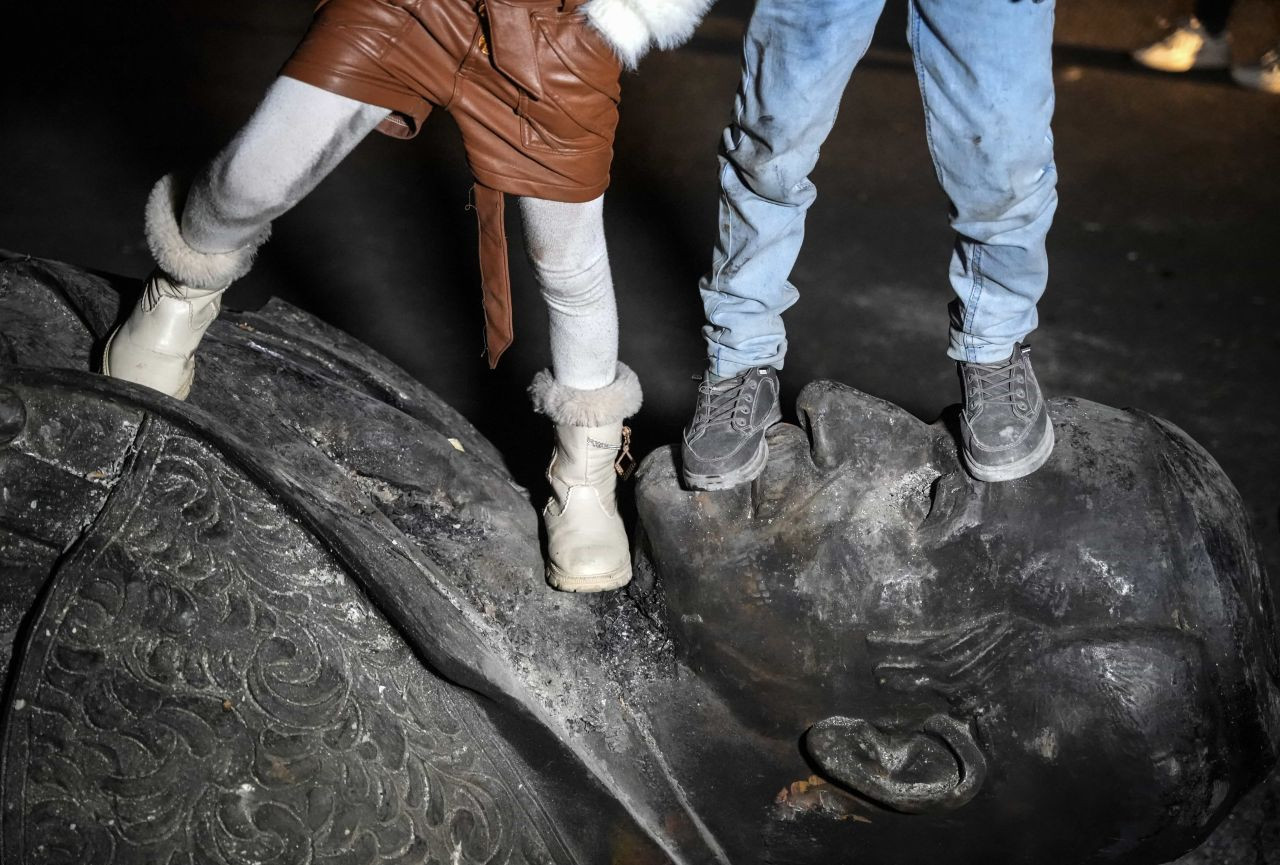 Hafız Esad’ın Heykeli Emevi Meydanı’nda Halkın Tepkisiyle Sürükleniyor - Sayfa 6