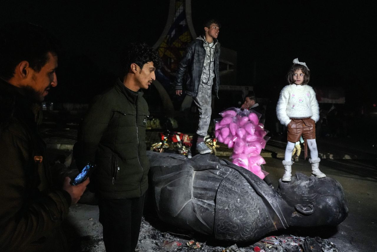 Hafız Esad’ın Heykeli Emevi Meydanı’nda Halkın Tepkisiyle Sürükleniyor - Sayfa 7