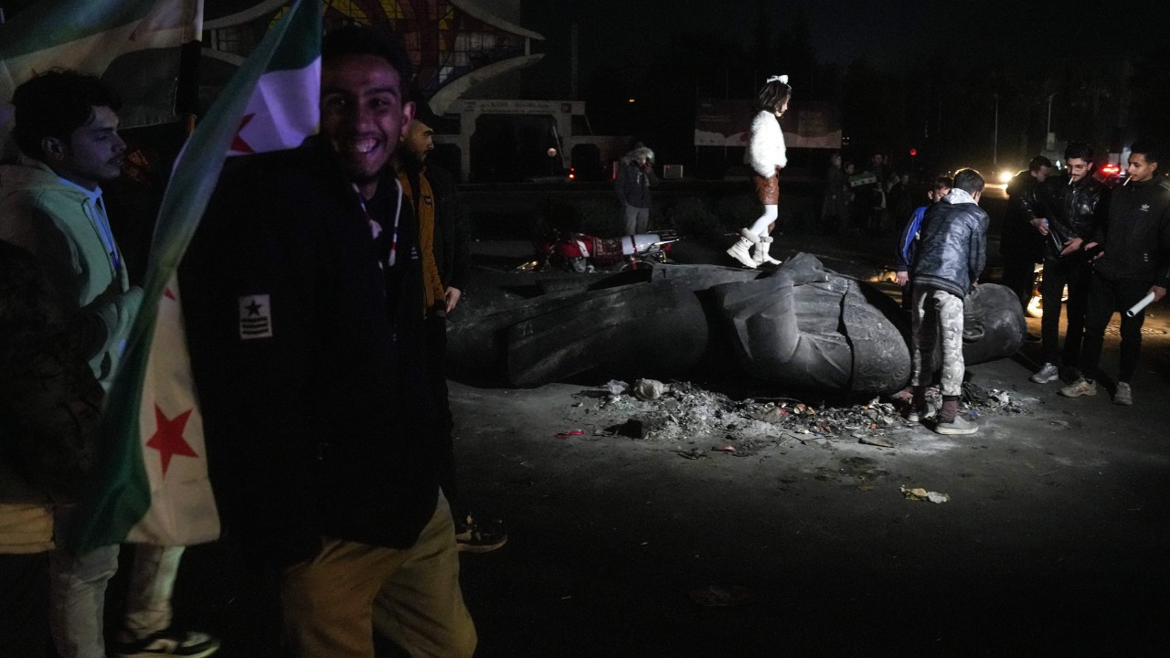 Hafız Esad’ın Heykeli Emevi Meydanı’nda Halkın Tepkisiyle Sürükleniyor