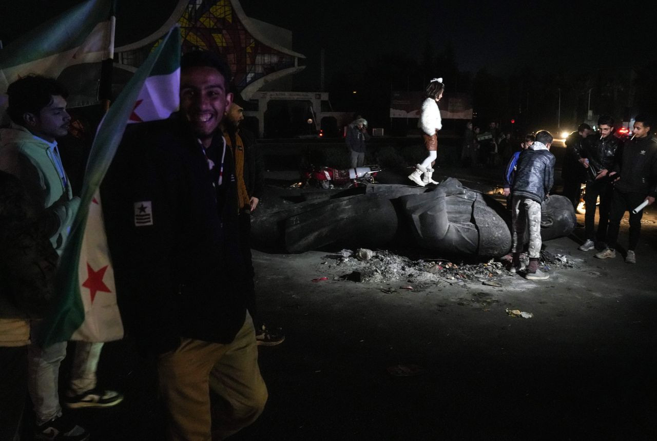 Hafız Esad’ın Heykeli Emevi Meydanı’nda Halkın Tepkisiyle Sürükleniyor - Sayfa 2