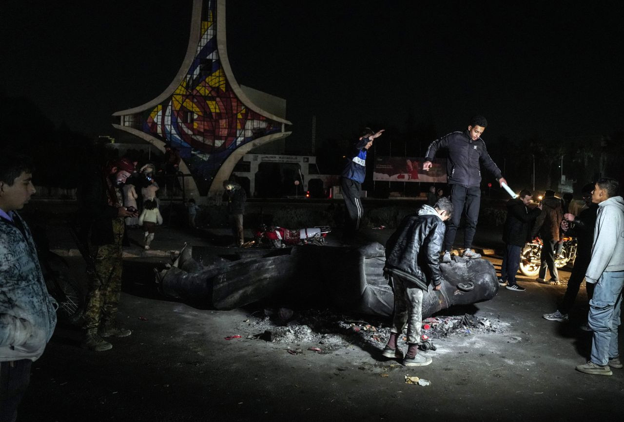 Hafız Esad’ın Heykeli Emevi Meydanı’nda Halkın Tepkisiyle Sürükleniyor - Sayfa 3