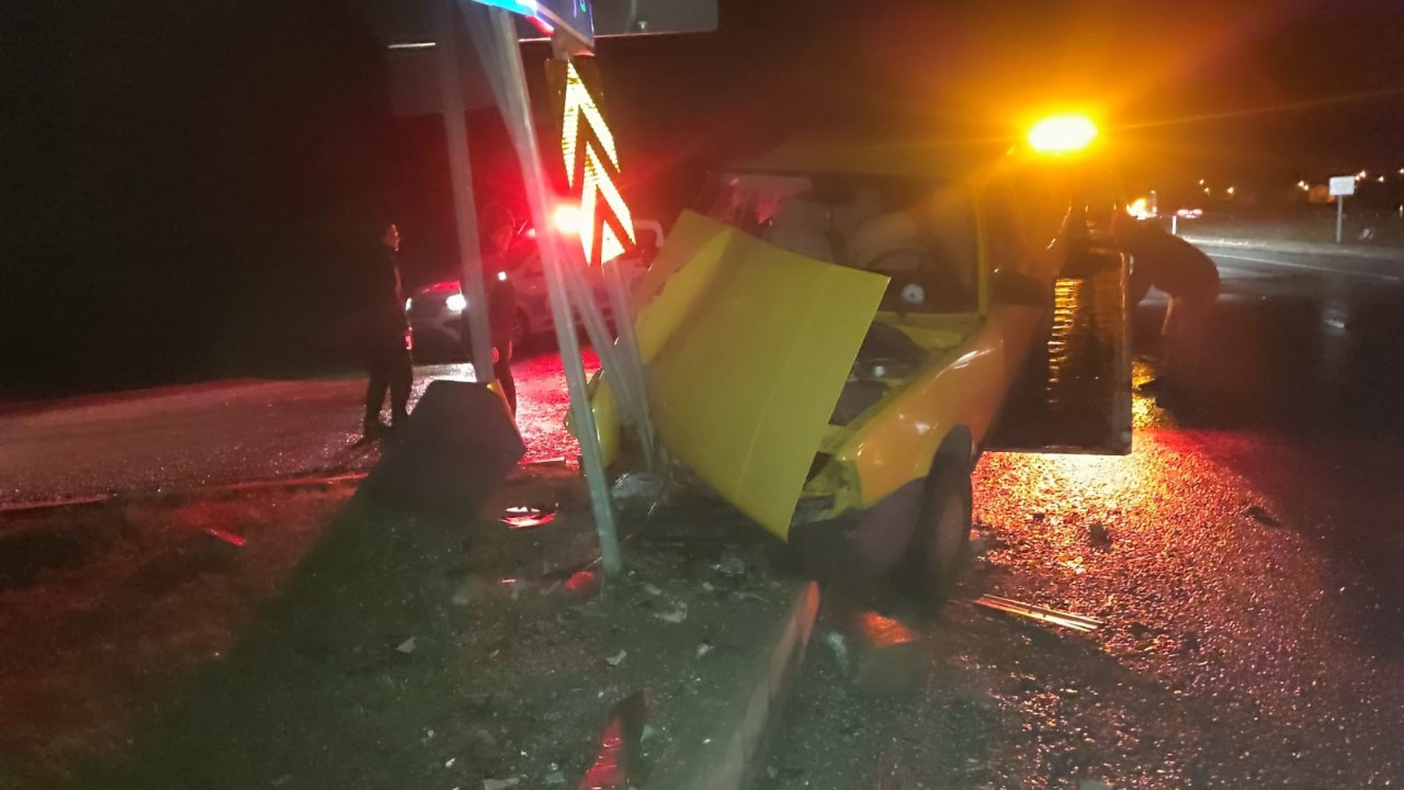Konya'da Trafik Levhasına Çarpan Otomobilde 6 Yaralı