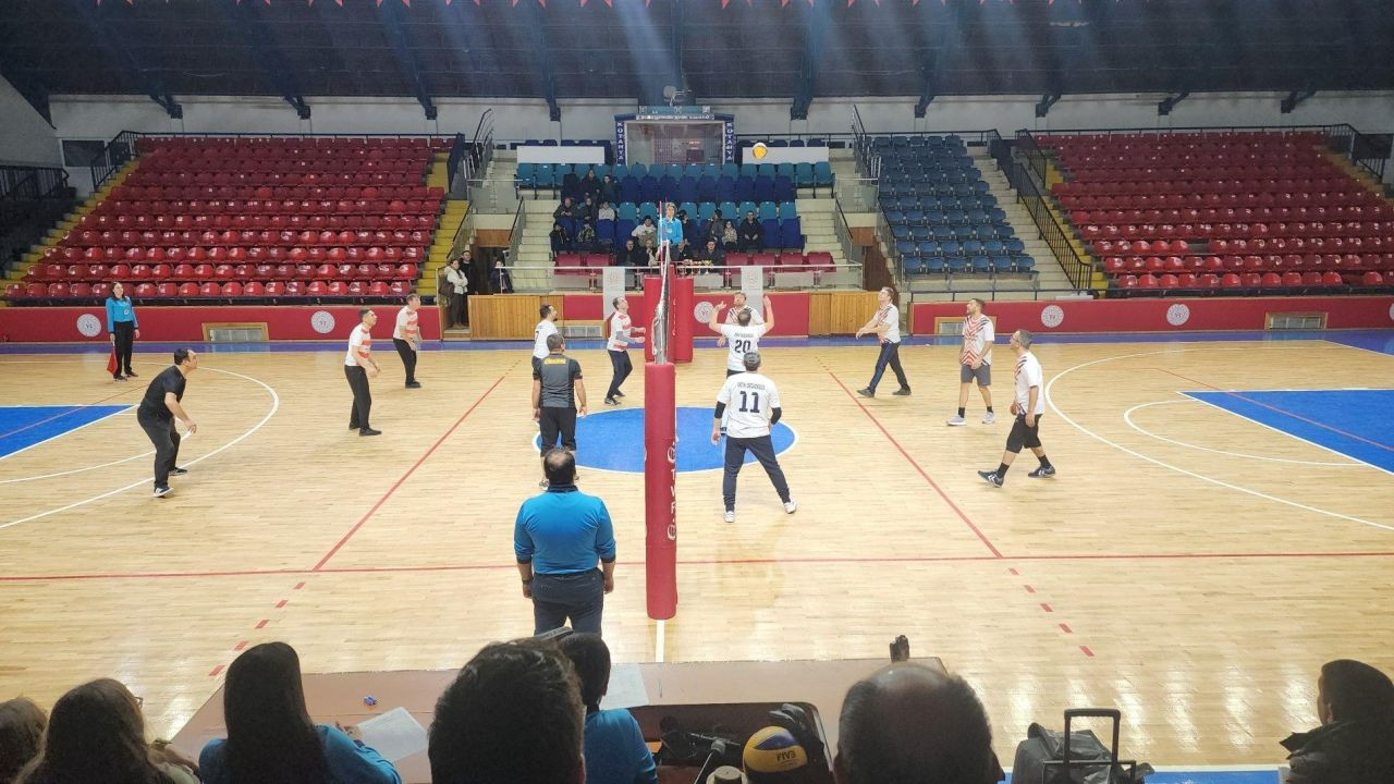 Kütahya'da Eğitim Çalışanları Voleybol Turnuvası Şampiyonu Belli Oldu - Sayfa 1