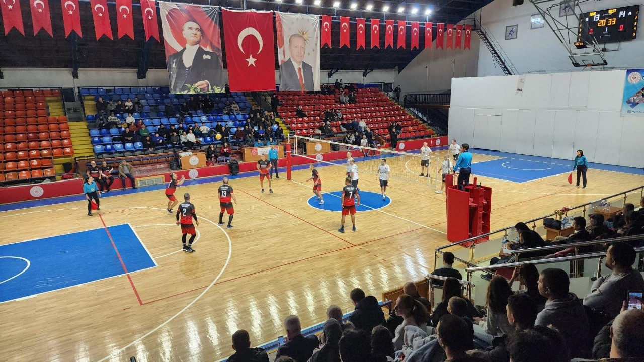Kütahya'da Eğitim Çalışanları Voleybol Turnuvası Şampiyonu Belli Oldu
