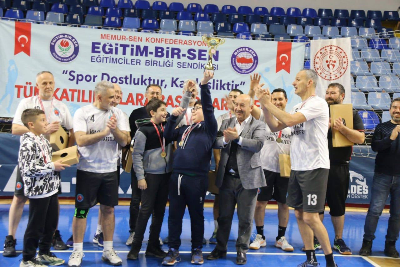 Kütahya'da Eğitim Çalışanları Voleybol Turnuvası Şampiyonu Belli Oldu - Sayfa 3