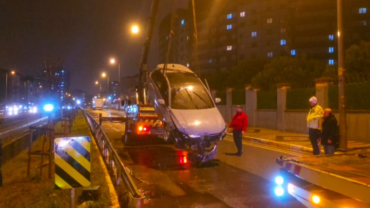 Sultanbeyli'de Otomobil Dereye Uçtu: 5 Yaralı