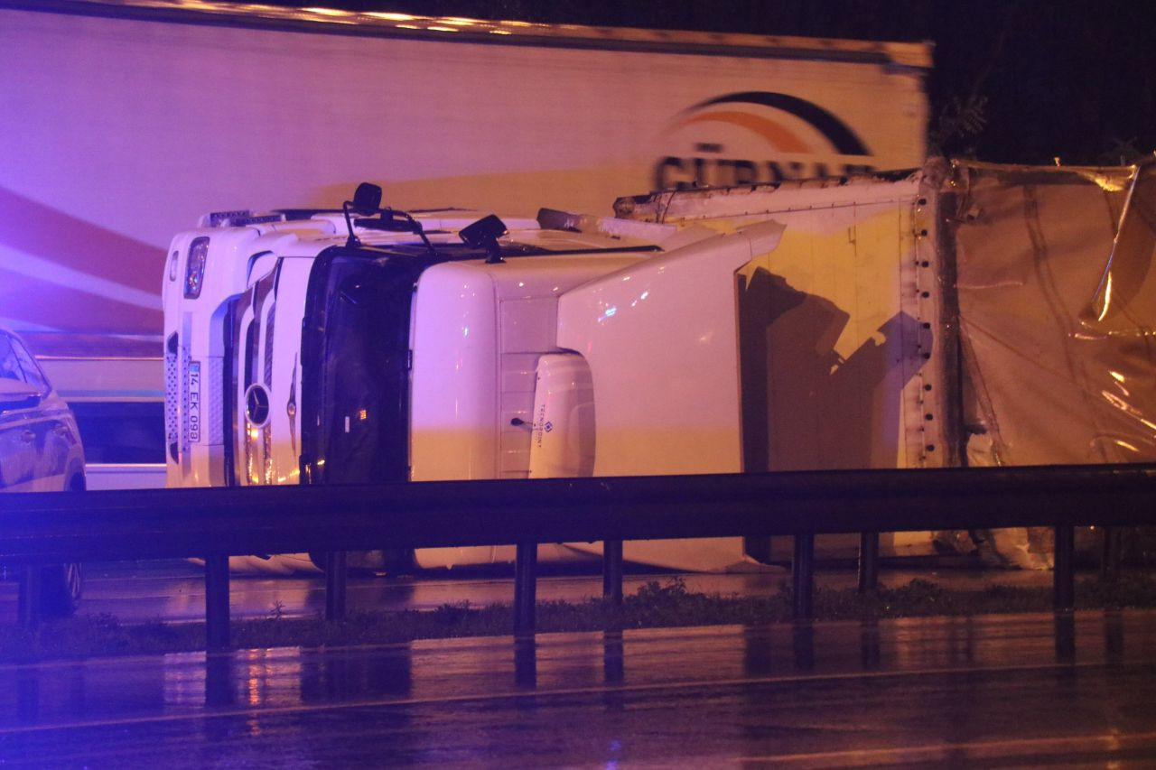 Anadolu Otoyolu'nda Tır Devrildi, Trafik Felç Oldu - Sayfa 1