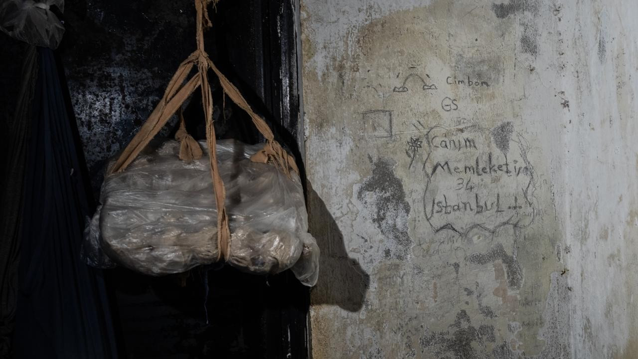 Esad Rejiminin Dehşet Verici Sorgu Merkezi "Filistin Şubesi" İlk Kez Görüntülendi: Küf Kokusu, Su Altında Kalan Hücreler