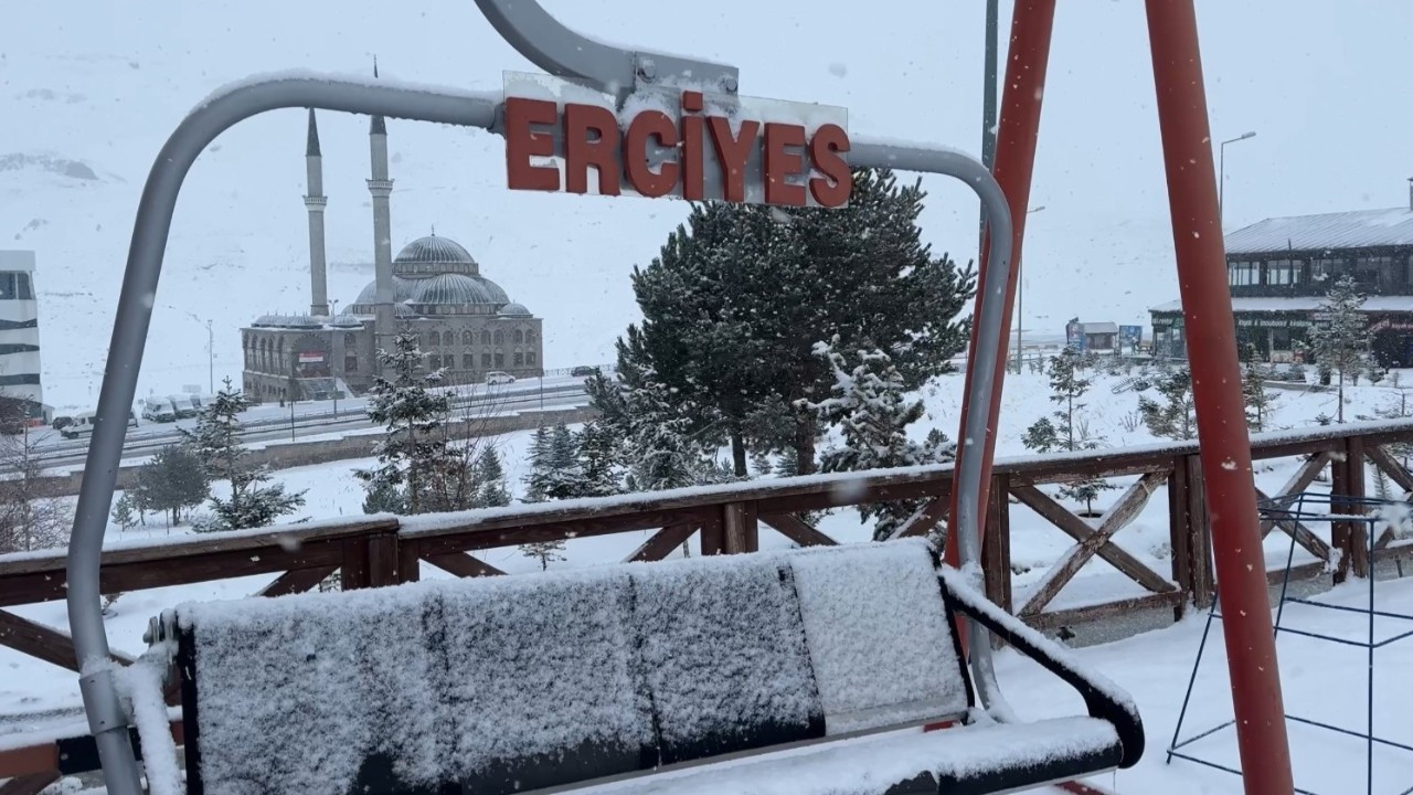 Erciyes'teki Kar Yağışı Tatilcileri ve Kayakseverleri Sevindirdi