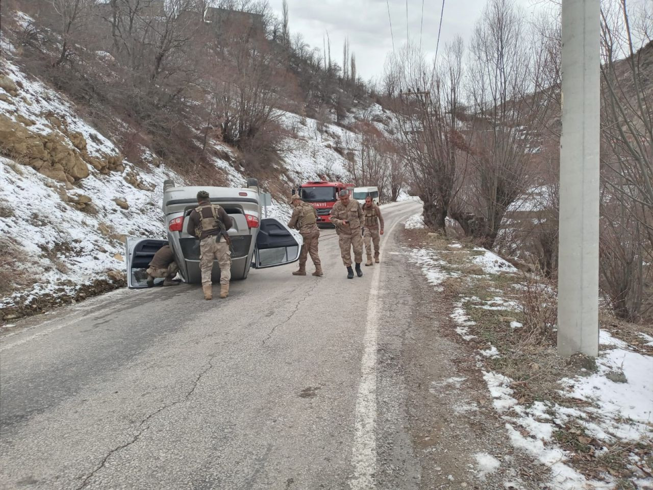 Van’da Buzlanan Yolda Takla Atan Araçta 2 Kişi Yaralandı - Sayfa 1