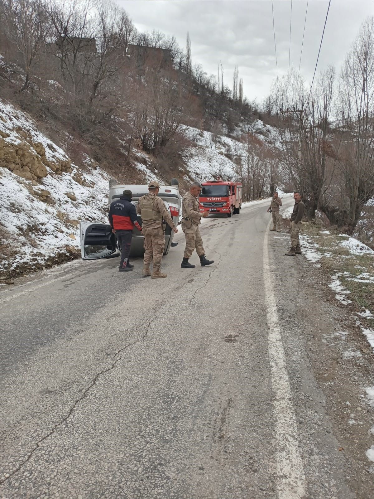 Van’da Buzlanan Yolda Takla Atan Araçta 2 Kişi Yaralandı - Sayfa 2