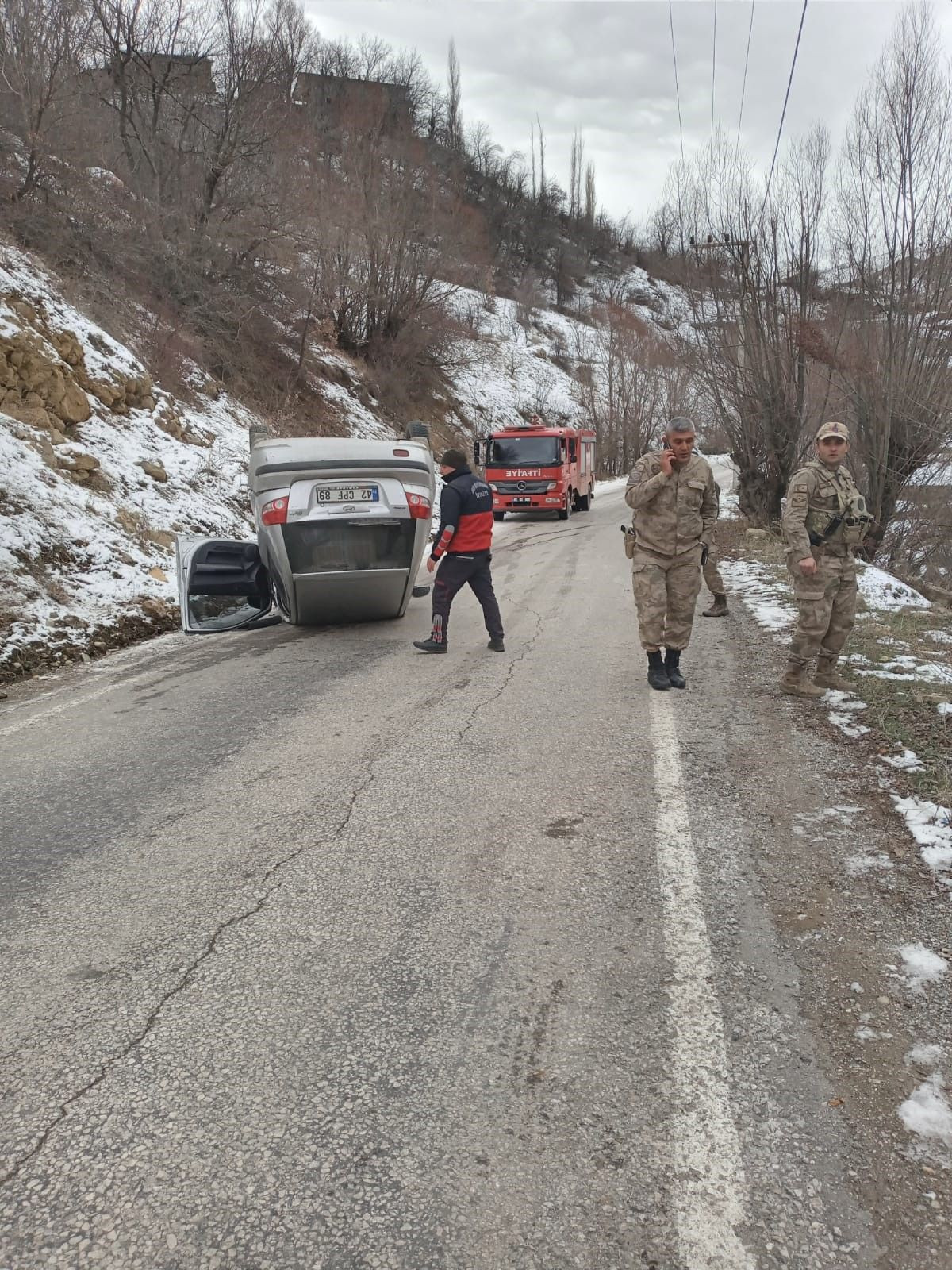 Van’da Buzlanan Yolda Takla Atan Araçta 2 Kişi Yaralandı - Sayfa 3