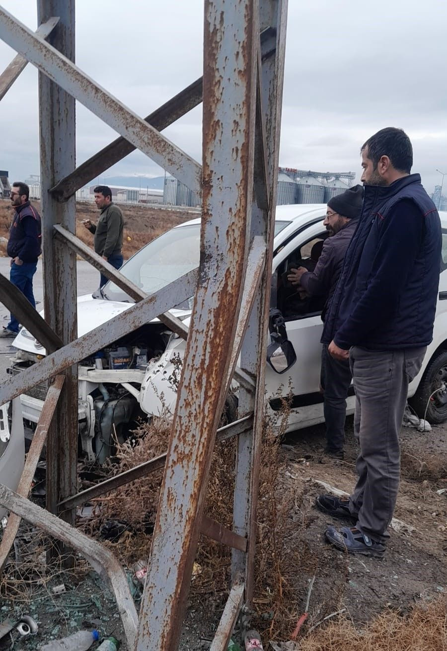 Konya’da İki Araç Çarpıştı: 7 Aylık Bebek Dahil 4 Yaralı - Sayfa 1