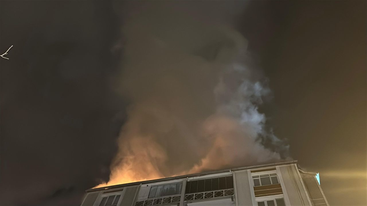 Uşak'ta Apartmanın Çatı Katında Çıkan Yangın Korkuttu - Sayfa 1